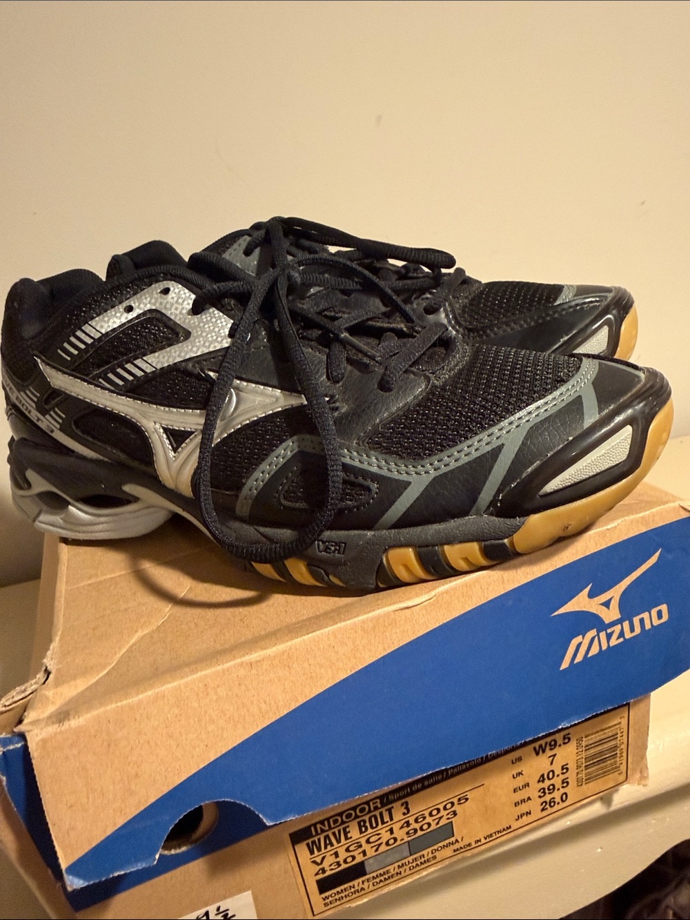 Mizuno Black, Gray & Gum Athletic Trainers